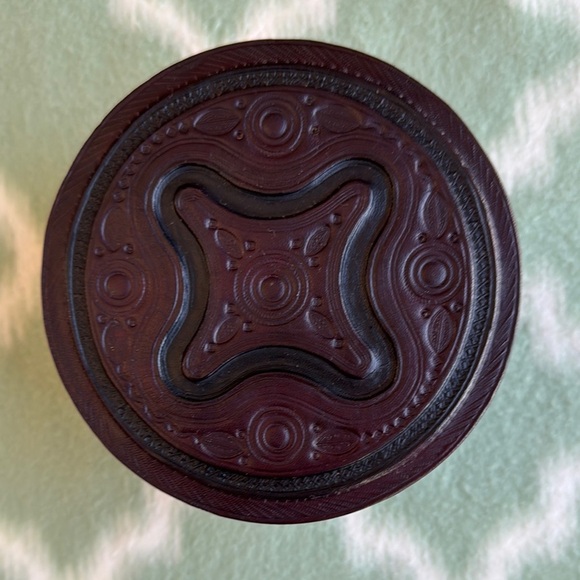 Vintage handmade tooled leather over wood round box with top - Picture 5 of 12